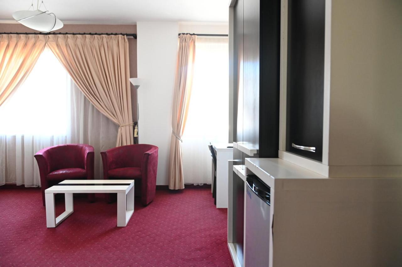 Hotel Liss Lezhë Exteriör bild